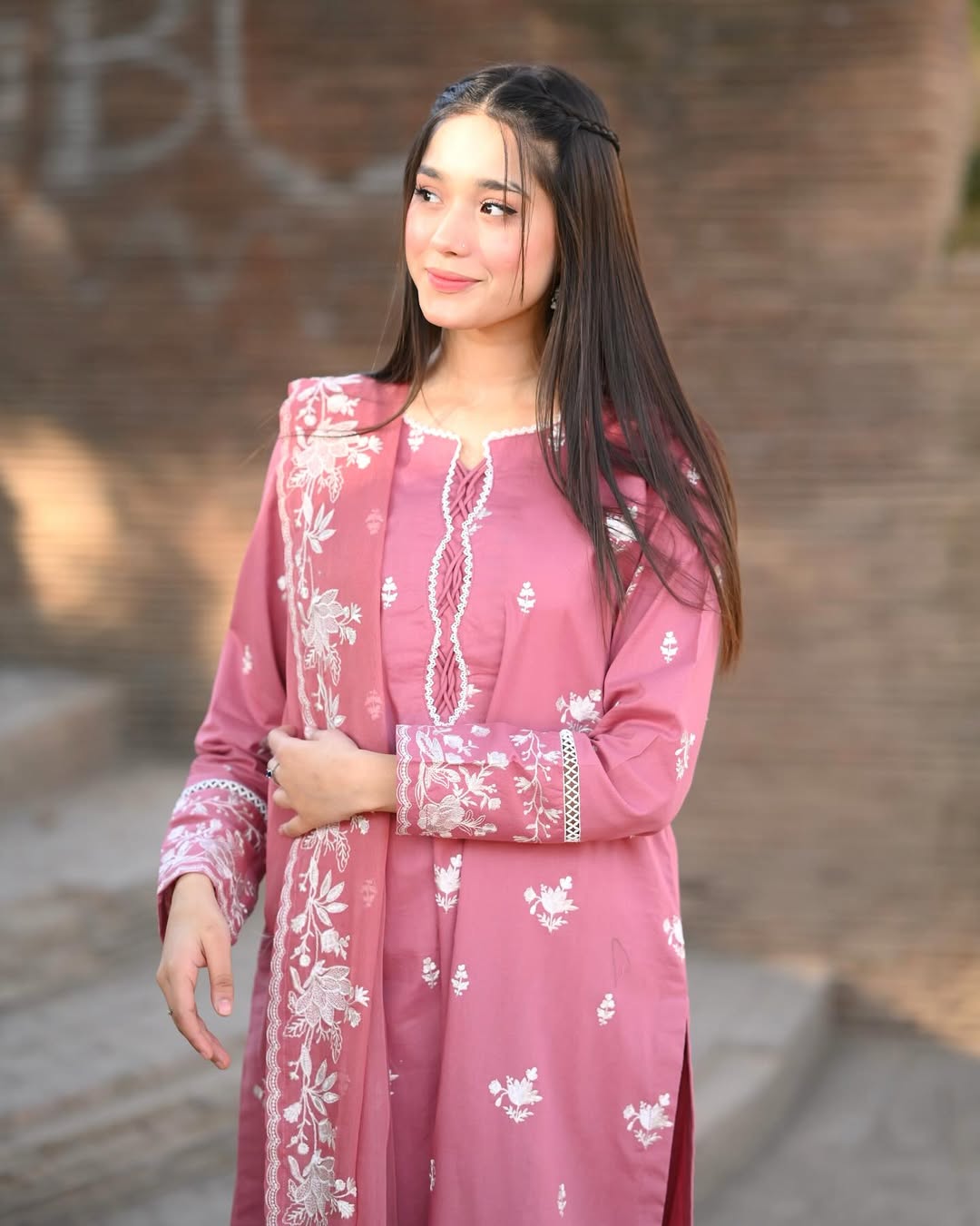 NAZNEEN-Pure Lawn (Stitched 3Pc)